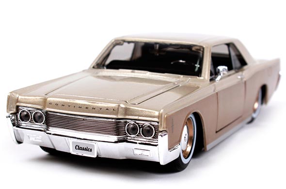 1:26 Scale Diecast Lincoln Continental Collectible Model Maisto