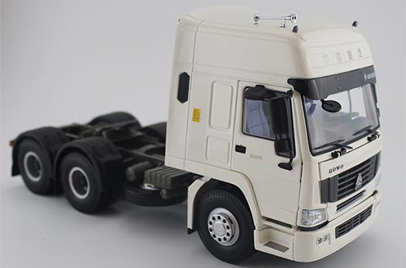 1:24 Scale Diecast Sinotruk Howo Tractor Unit Collectible Model